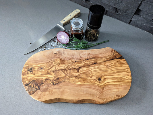 Personalisiertes Steakbrett mit Saftrille | Schneidebrett aus Olivenholz | BBQ | Grilllogo | Wunschgravur | 35-39 cm