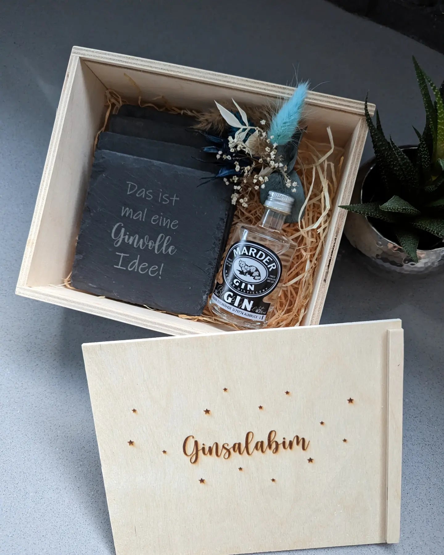Getränkeuntersetzer aus Schiefer in einer Geschenkekiste