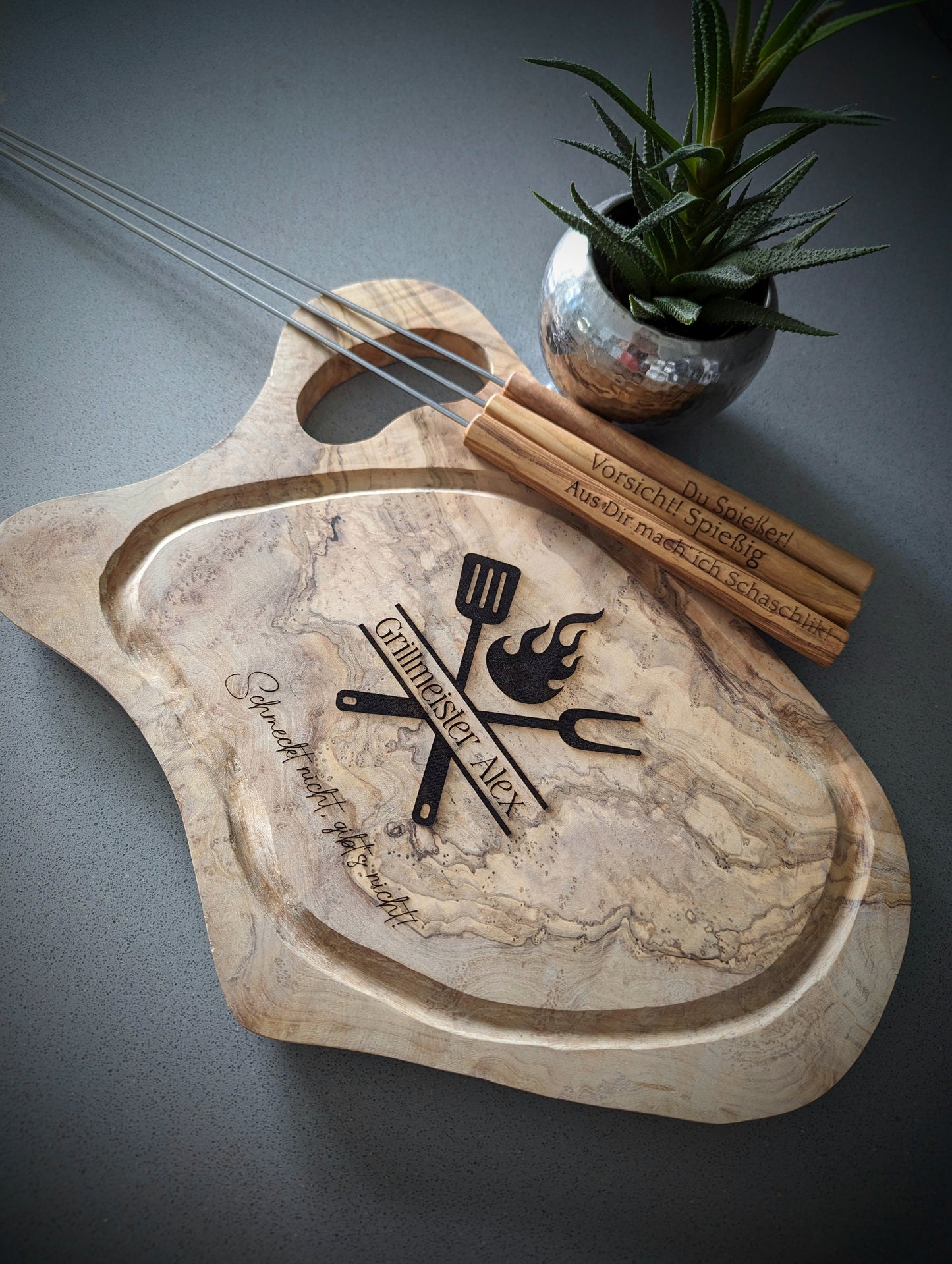 Personalisiertes Steakbrett mit Saftrille | Schneidebrett aus Olivenholz | BBQ | Grilllogo | Wunschgravur | 35-39 cm