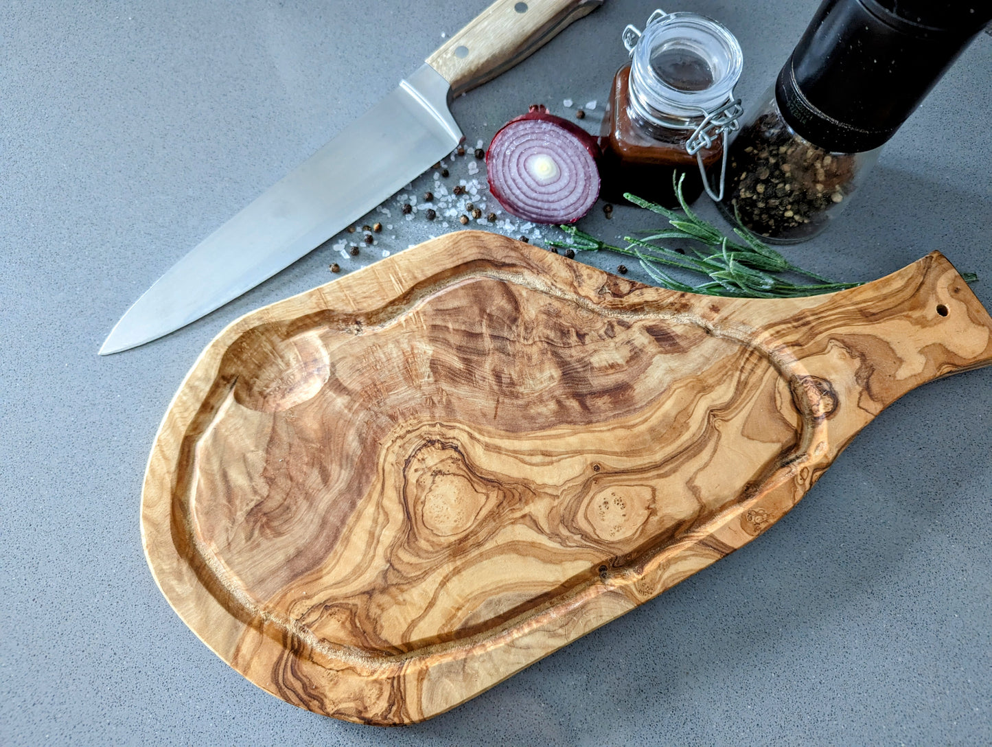 Personalisiertes Steakbrett mit Saftrille | Schneidebrett aus Olivenholz | BBQ | Grilllogo | Wunschgravur | 35-39 cm