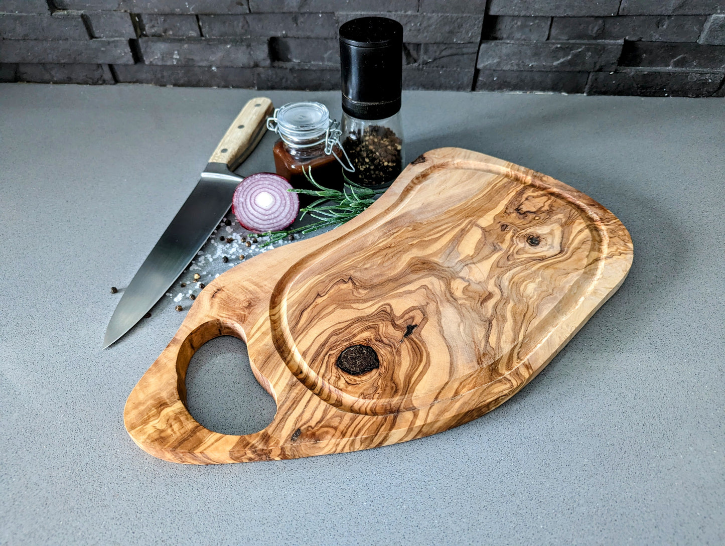Personalisiertes Steakbrett mit Saftrille | Schneidebrett aus Olivenholz | BBQ | Grilllogo | Wunschgravur | 35-39 cm