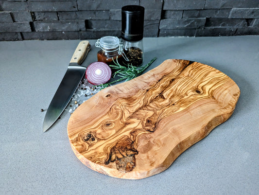 Personalisiertes Steakbrett mit Saftrille | Schneidebrett aus Olivenholz | BBQ | Grilllogo | Wunschgravur | 35-39 cm