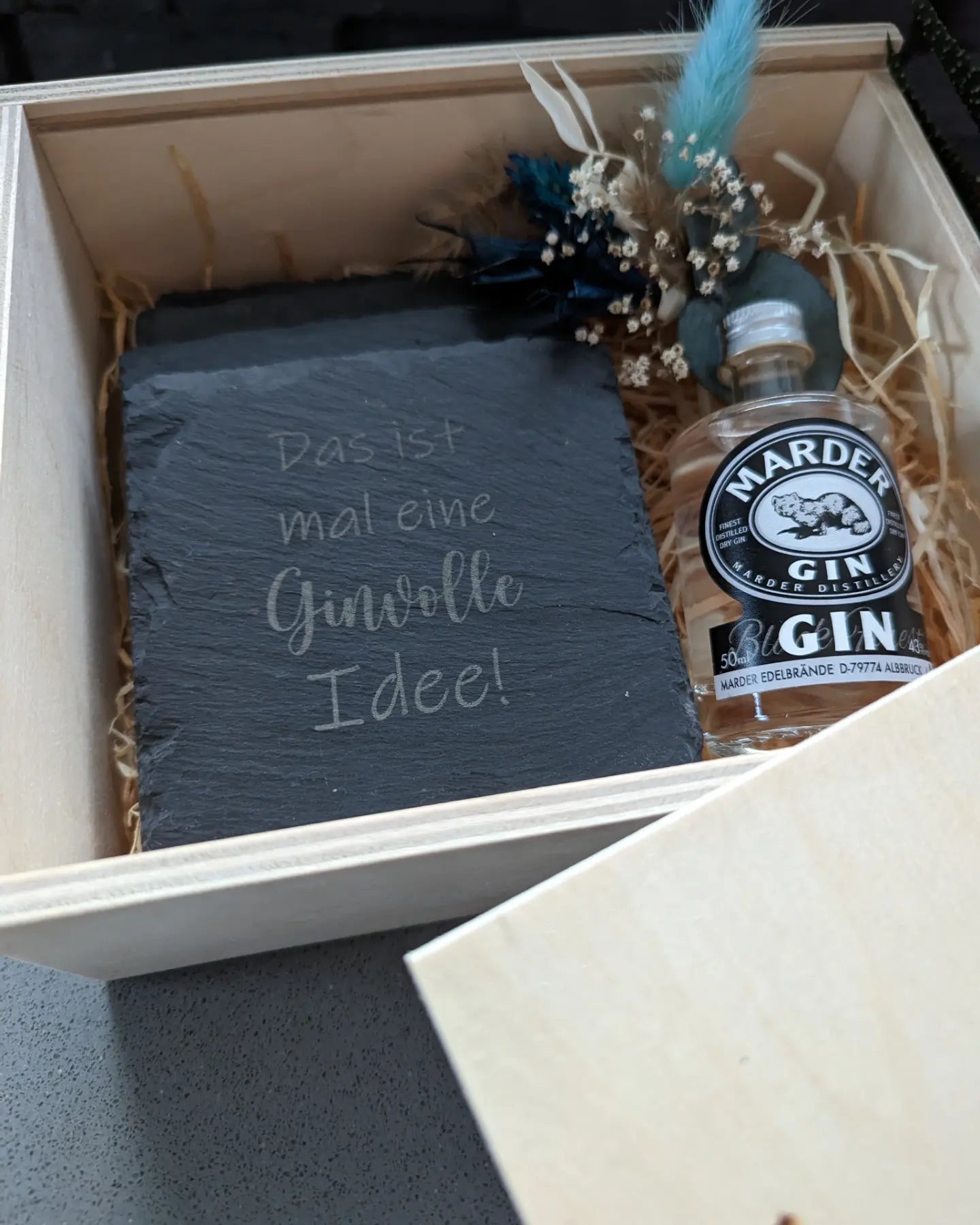 Getränkeuntersetzer aus Schiefer in einer Geschenkekiste