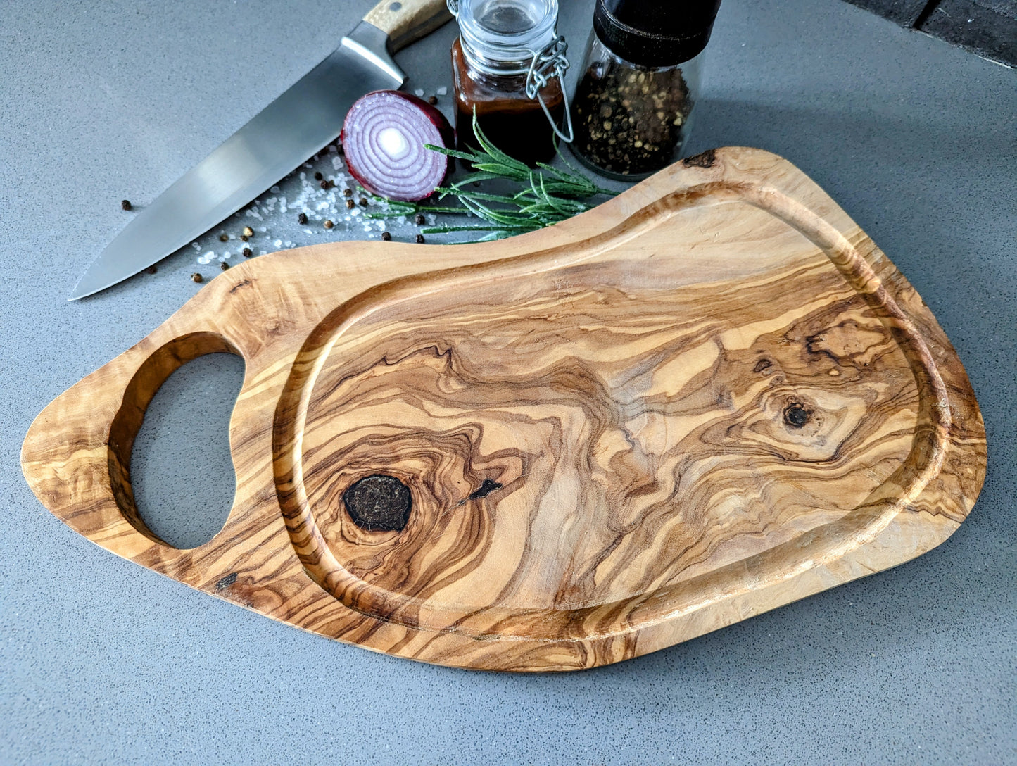 Personalisiertes Steakbrett mit Saftrille | Schneidebrett aus Olivenholz | BBQ | Grilllogo | Wunschgravur | 35-39 cm