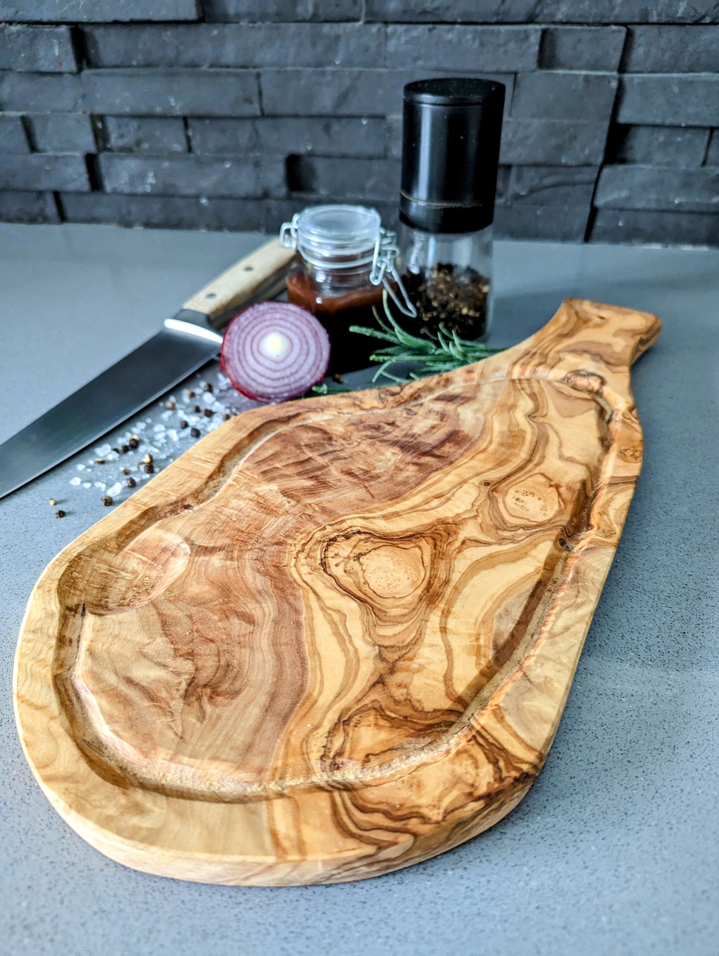 Personalisiertes Steakbrett mit Saftrille | Schneidebrett aus Olivenholz | BBQ | Grilllogo | Wunschgravur | 35-39 cm